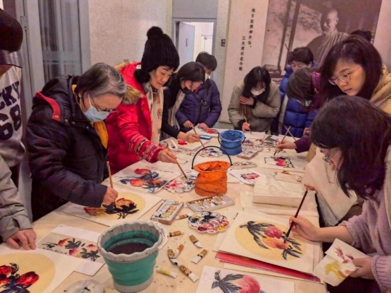 看展覽畫壽桃領福字,市民在美術館和云端為齊白石“慶生”