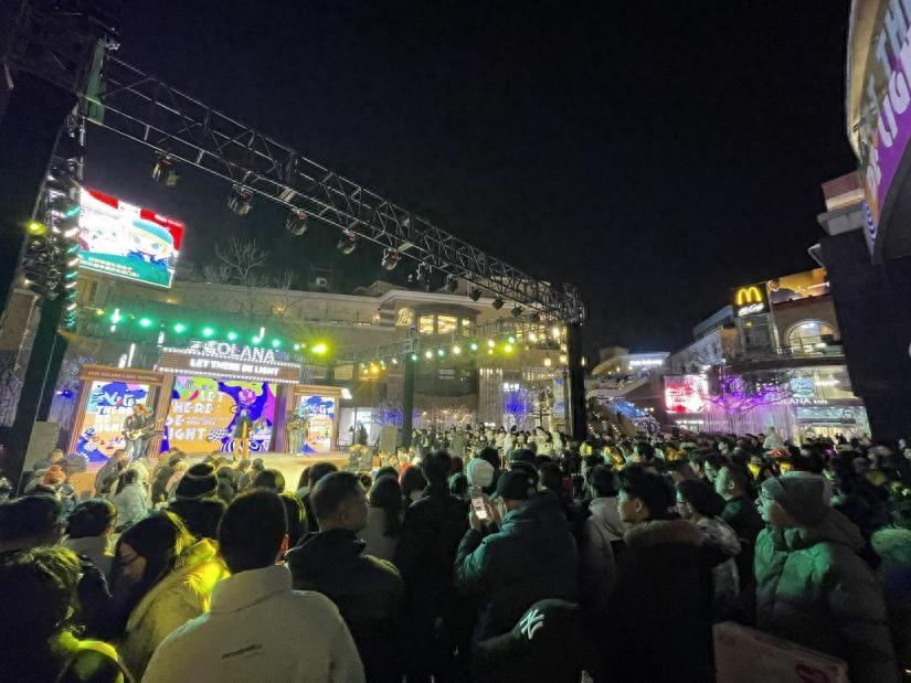 燈光節璀璨啟幕,倒計時鐘聲敲響,市民歡聚商圈迎接新年