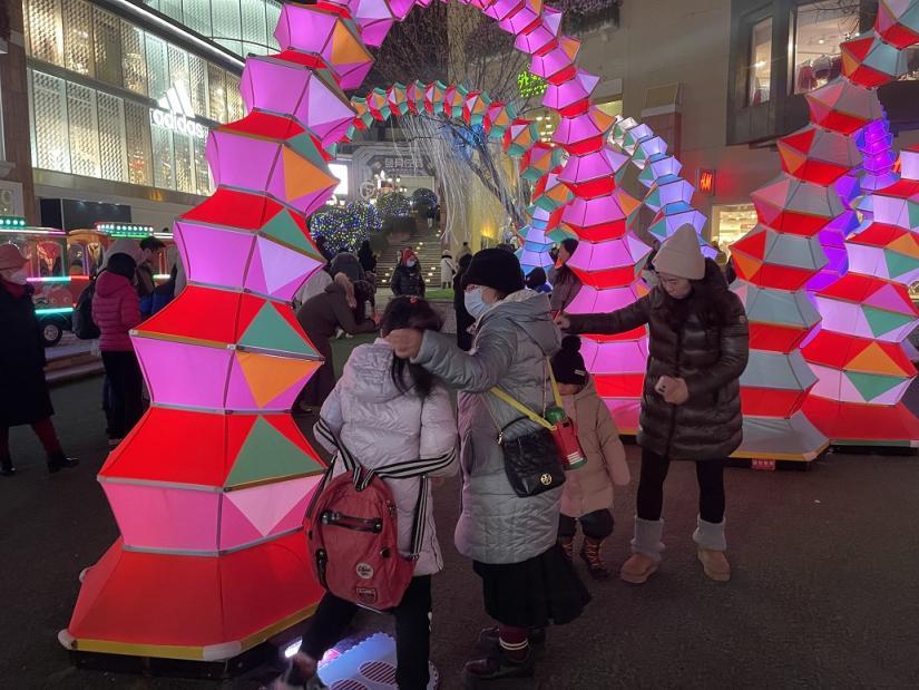 燈光節璀璨啟幕,倒計時鐘聲敲響,市民歡聚商圈迎接新年