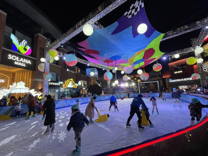 燈光節璀璨啟幕,倒計時鐘聲敲響,市民歡聚商圈迎接新年