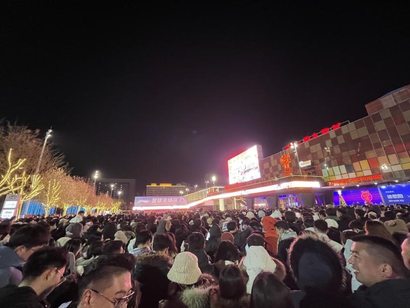 燈光節璀璨啟幕,倒計時鐘聲敲響,市民歡聚商圈迎接新年