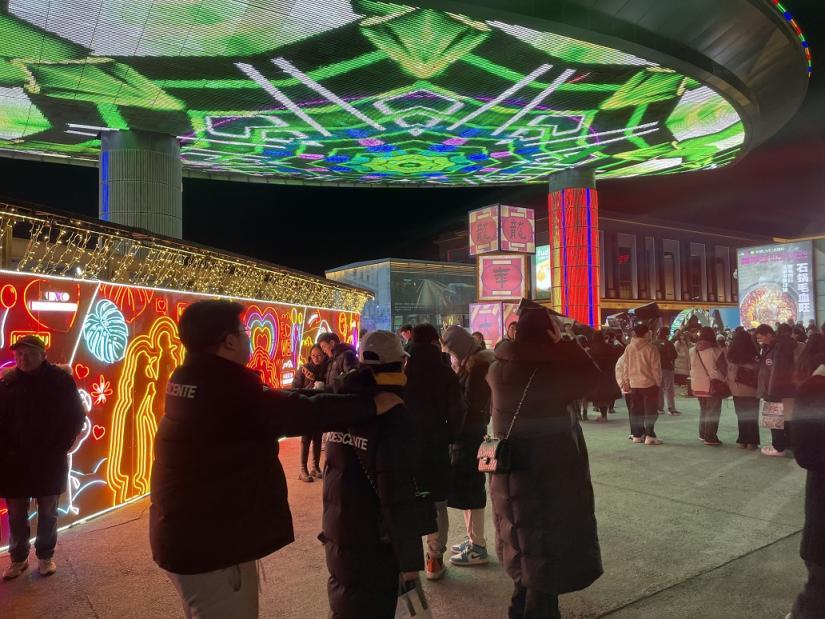 燈光節璀璨啟幕,倒計時鐘聲敲響,市民歡聚商圈迎接新年