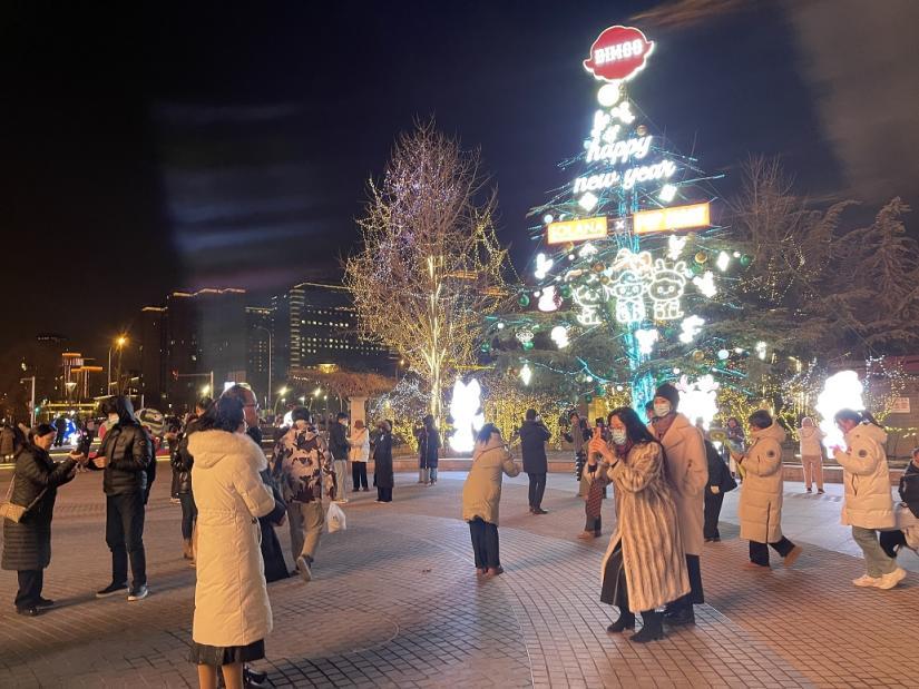 燈光節璀璨啟幕,倒計時鐘聲敲響,市民歡聚商圈迎接新年