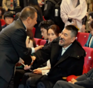 陳建斌握手沒站起來?智己與小米就是翻版