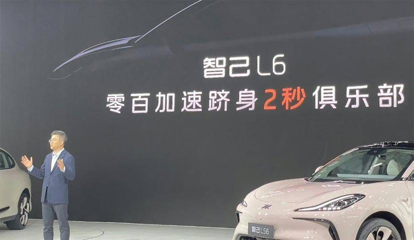 陳建斌握手沒站起來?智己與小米就是翻版