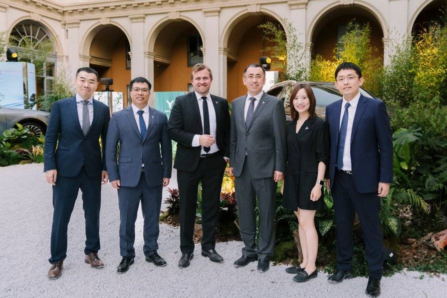 攜手Natuzzi打造跨界合作新典范 嵐圖汽車意大利發布