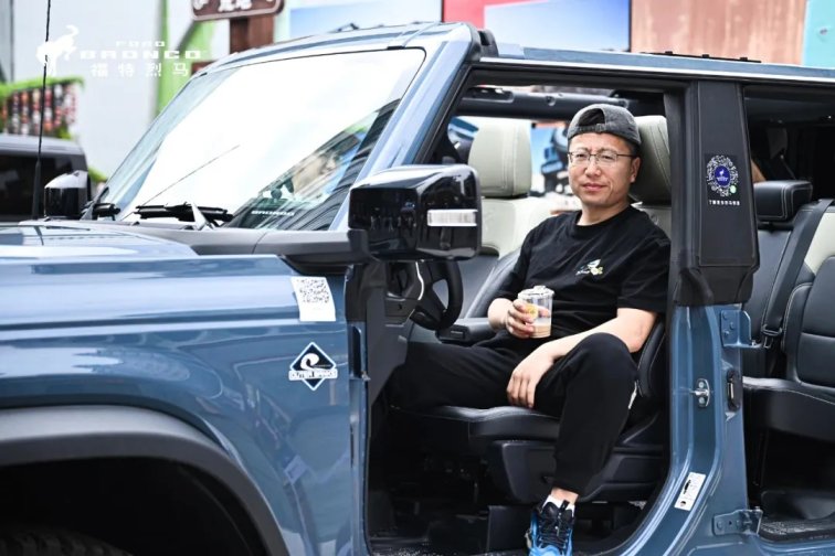 烈馬“馳騁”春熙路,可圍觀,可賞玩