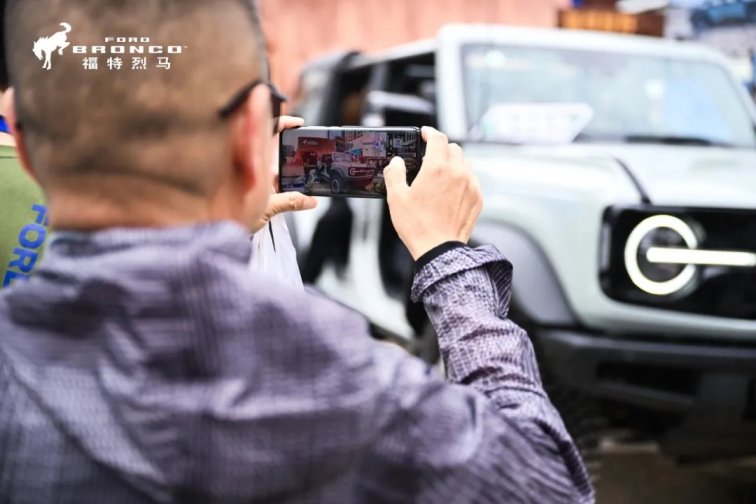 烈馬“馳騁”春熙路,可圍觀,可賞玩