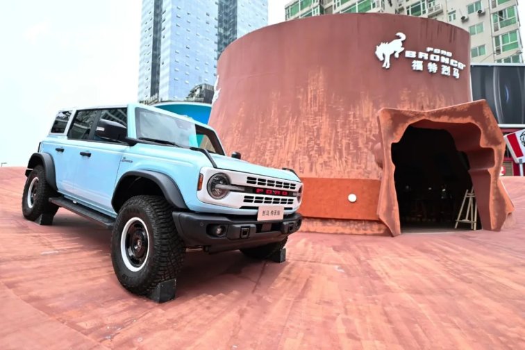 烈馬“馳騁”春熙路,可圍觀,可賞玩