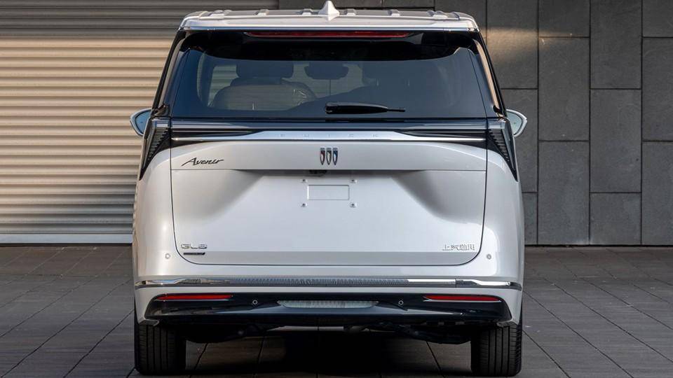 全新別克GL8,2.0T再加電機,還是最擅長跑高速的MPV?