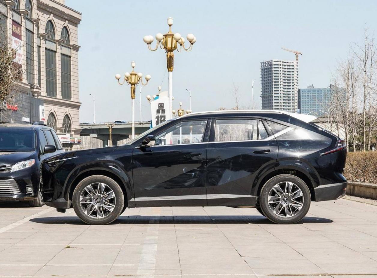 現在10萬級國產SUV啥水平?標配8氣囊8.8s破百,帶 你看傳祺GS4 MAX