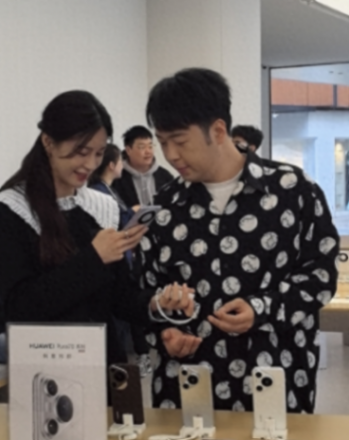 杜海濤沈夢辰現(xiàn)身寧波搶購華為Pura70系列 還看了智界