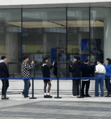 杜海濤沈夢辰現(xiàn)身寧波搶購華為Pura70系列 還看了智界