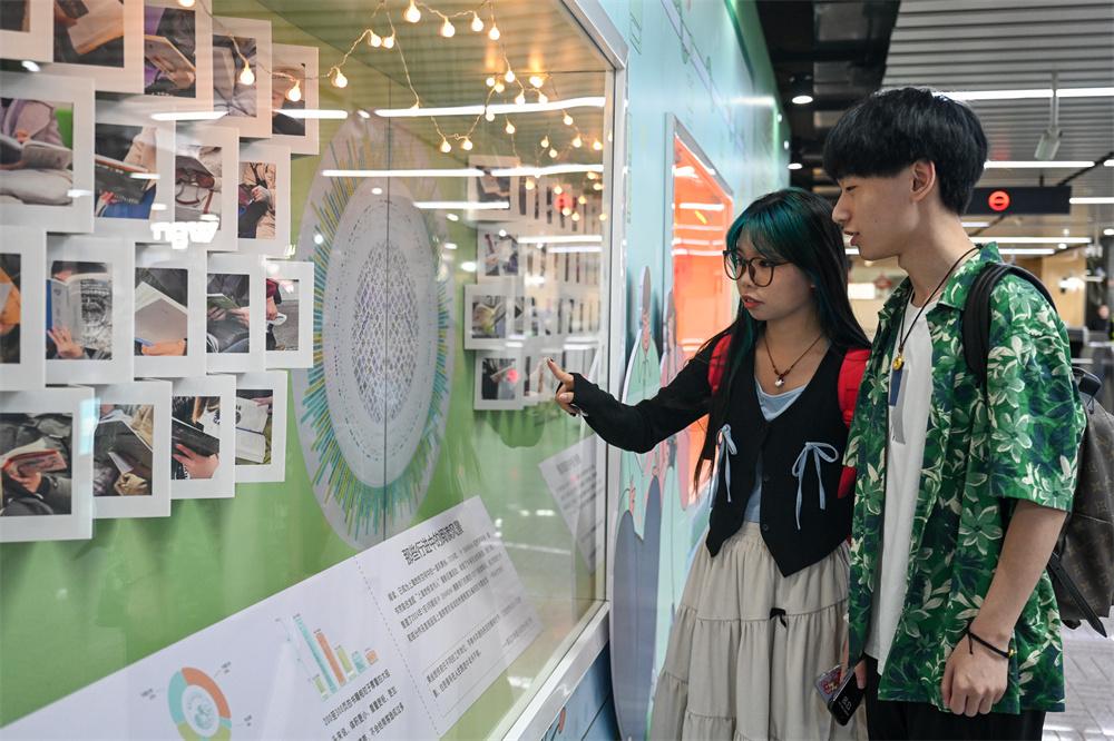 在地鐵閱見美麗上海:流動的風景線,濃郁的書香