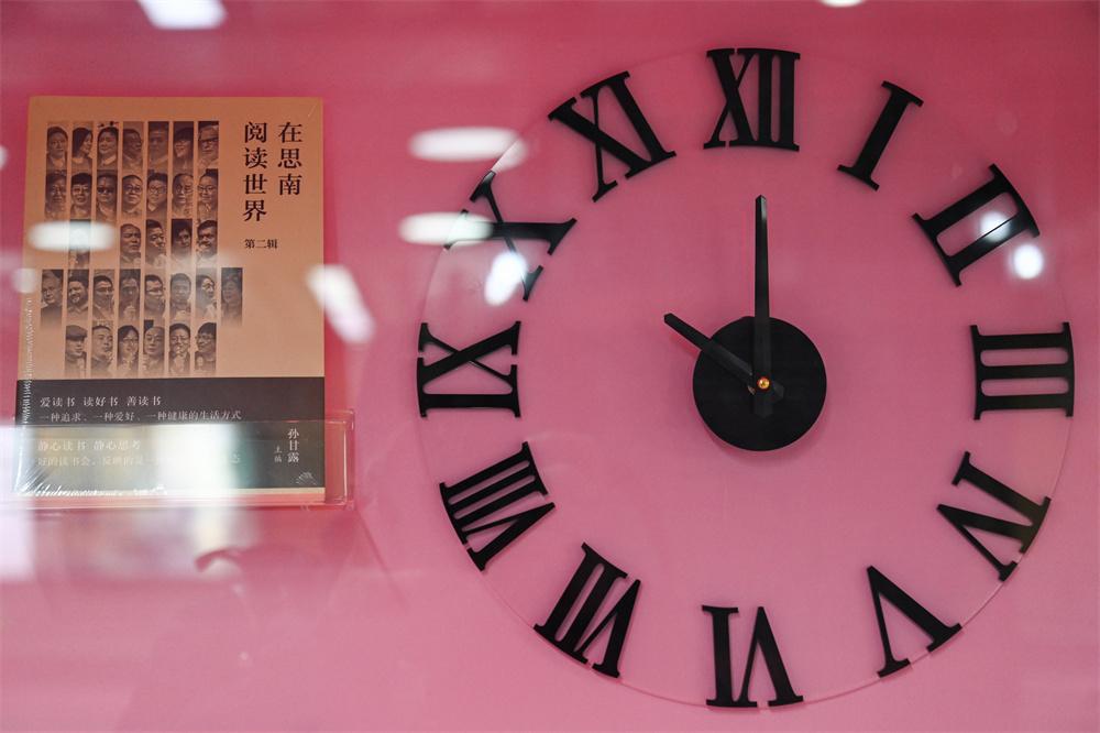 在地鐵閱見美麗上海:流動的風景線,濃郁的書香