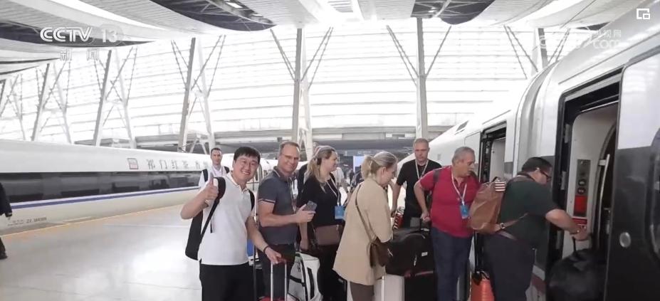 新能源汽車完善產(chǎn)業(yè)生態(tài)鏈“出海” 憑借技術(shù)優(yōu)勢加快“走出去”