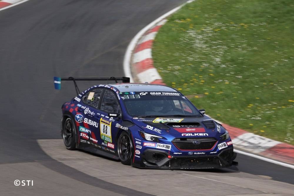 賽車在路上行駛

描述已自動(dòng)生成