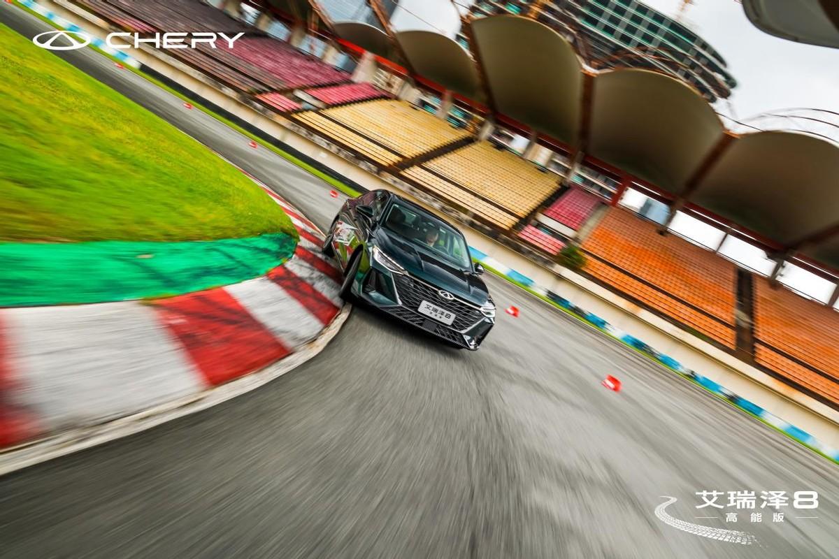 試駕奇瑞艾瑞澤8高性能版,賽級駕控+家用舒適,這才是西裝暴徒