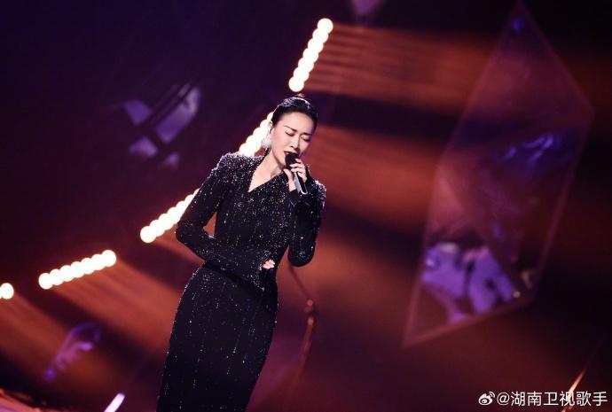 中國歌手技不如人?《歌手》無修音直播,撕下內娛遮羞布