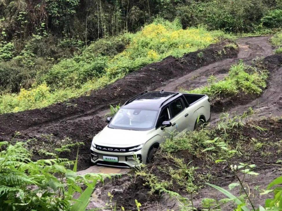 電動皮卡多會玩?試駕雷達地平線:跑山爬坡、越野露營樣樣精通