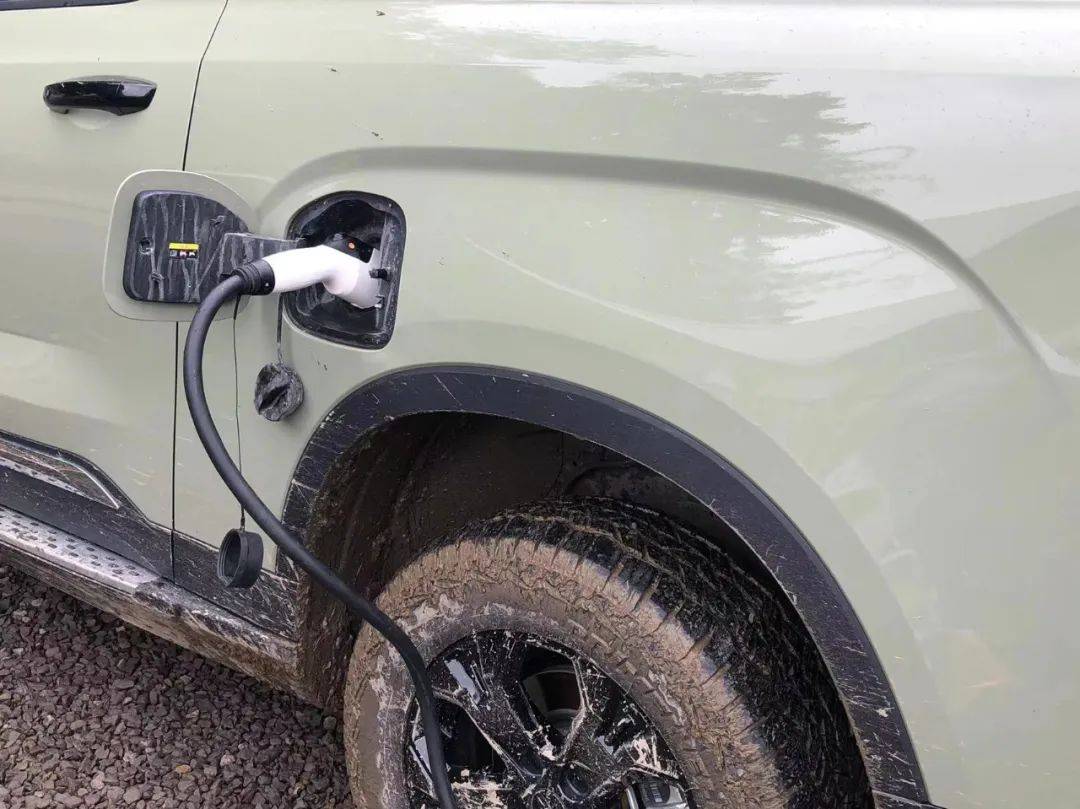 電動皮卡多會玩?試駕雷達地平線:跑山爬坡、越野露營樣樣精通