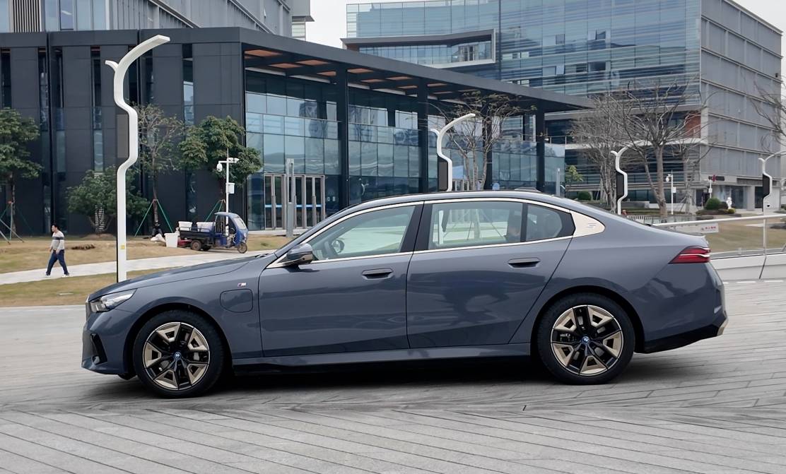 全新5系家族4月銷量創新低,原因是什么?有什么辦法能改變呢?