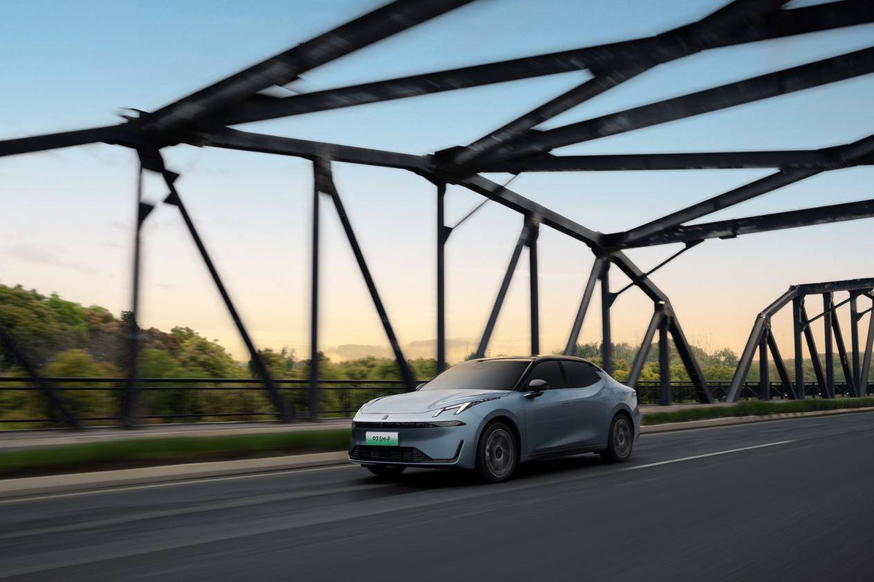 不卷參數(shù)卷體驗,領(lǐng)克07 EM-P打造期待電混轎車 16.98萬-18.98萬