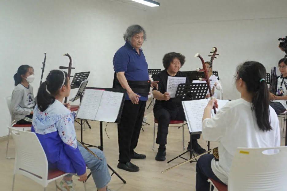 指導青少年演繹江南絲竹,著名指揮家湯沐海又來上海長寧啦