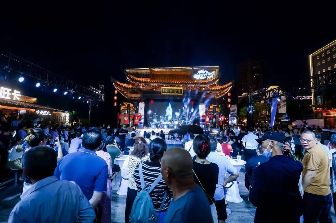 12.99萬元起售,哪吒L合肥站“掀桌上市”