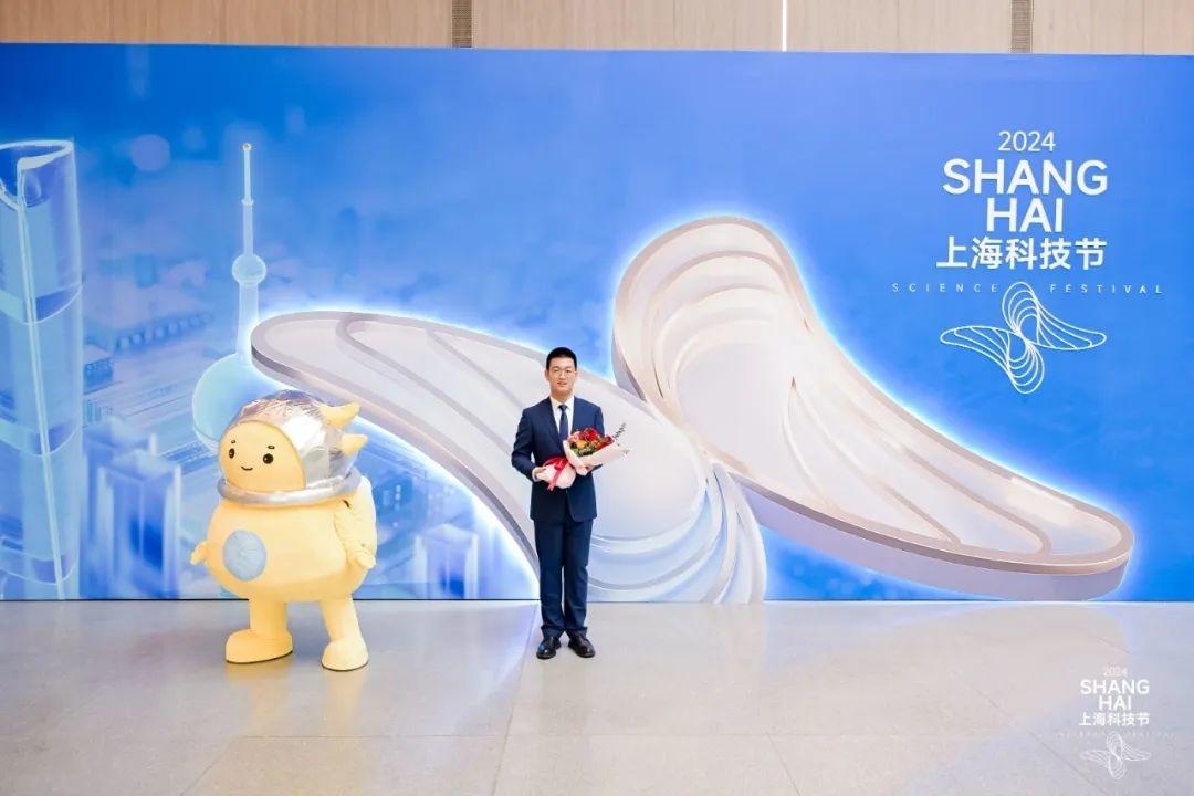 贊!金山學子亮相上海科技節(jié)“元宇宙”紅毯秀