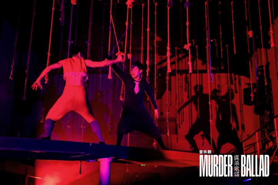 蹺蹺板上高歌,坐過山車演戲,劉令飛執(zhí)導(dǎo)《謀殺歌謠》在老鐘樓首演