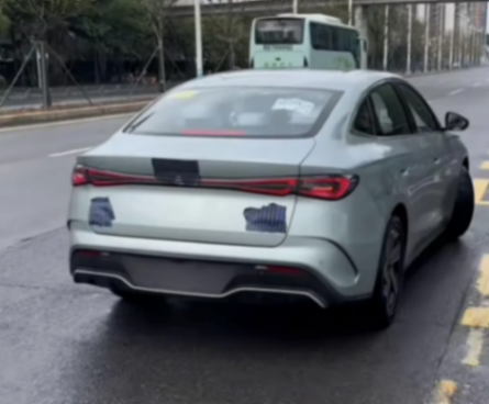 比亞迪海豹06實車現身街頭