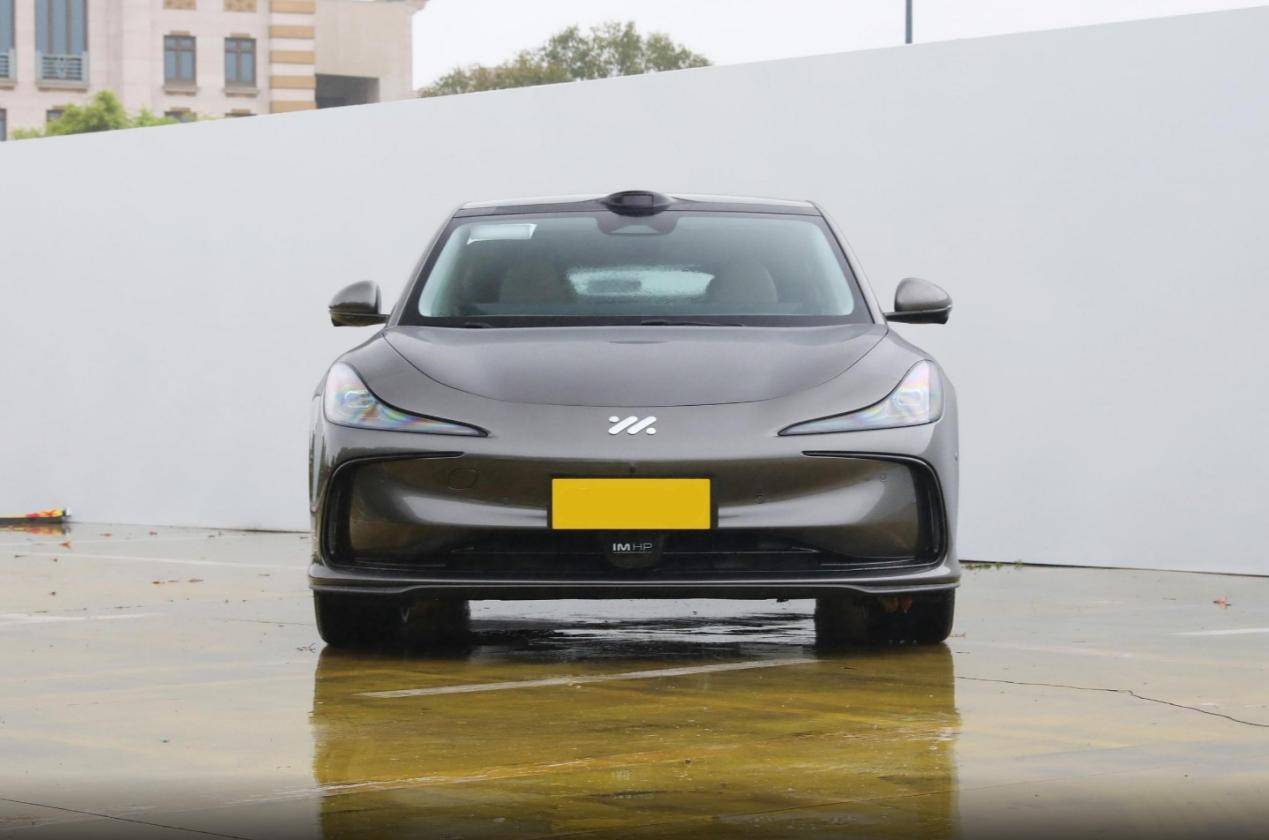 25萬預(yù)算內(nèi)買純電轎車,智己L6對(duì)比Model 3,家用該如何選