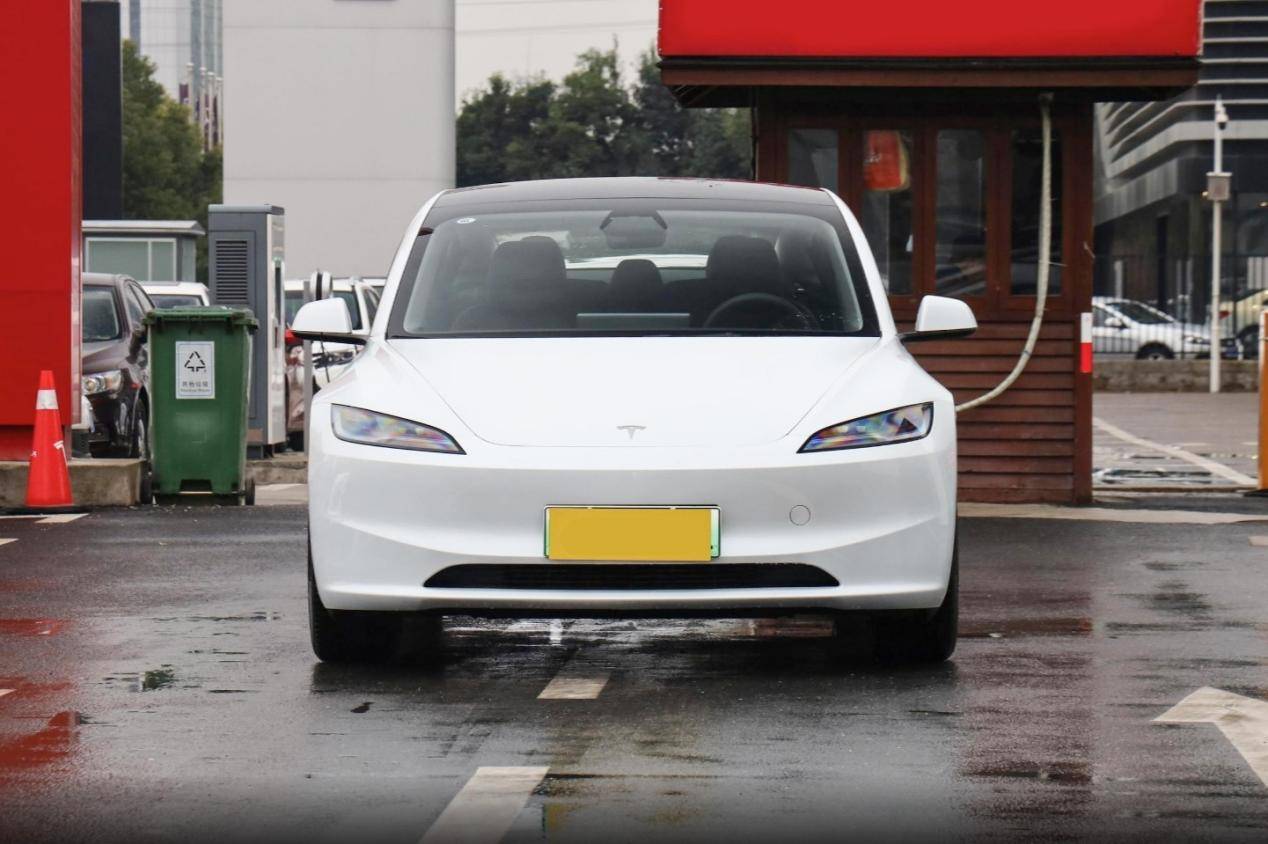 25萬預(yù)算內(nèi)買純電轎車,智己L6對(duì)比Model 3,家用該如何選