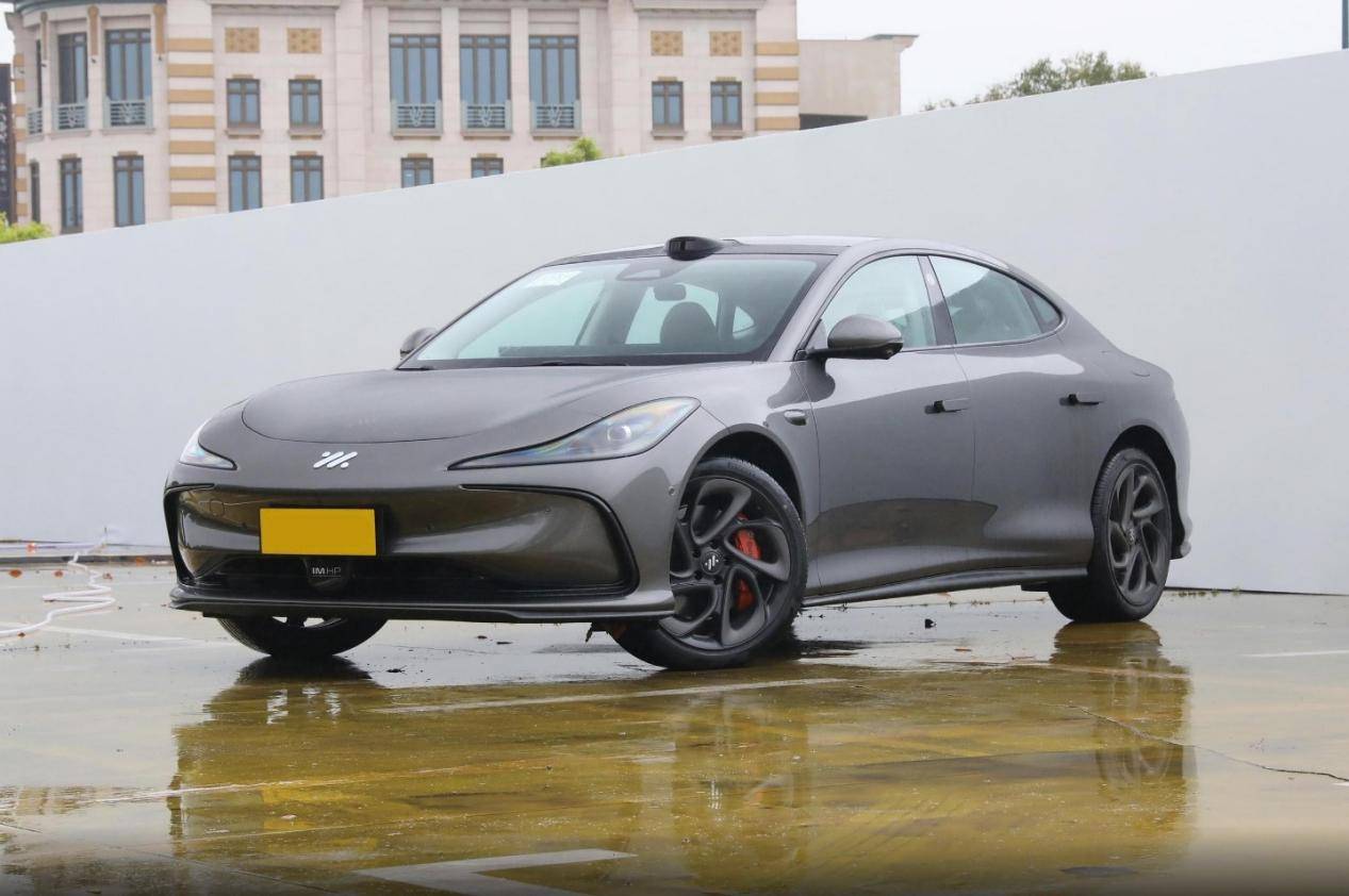 25萬預(yù)算內(nèi)買純電轎車,智己L6對(duì)比Model 3,家用該如何選