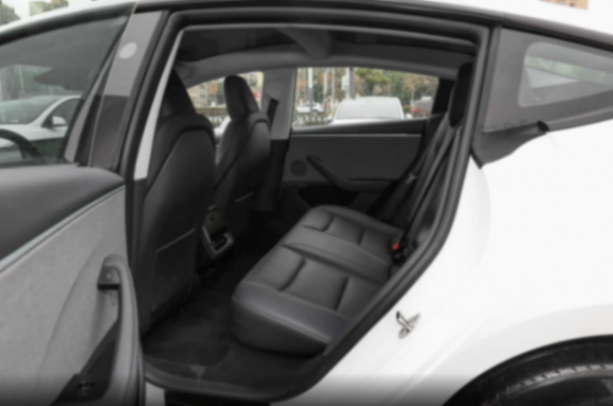 25萬預(yù)算內(nèi)買純電轎車,智己L6對(duì)比Model 3,家用該如何選