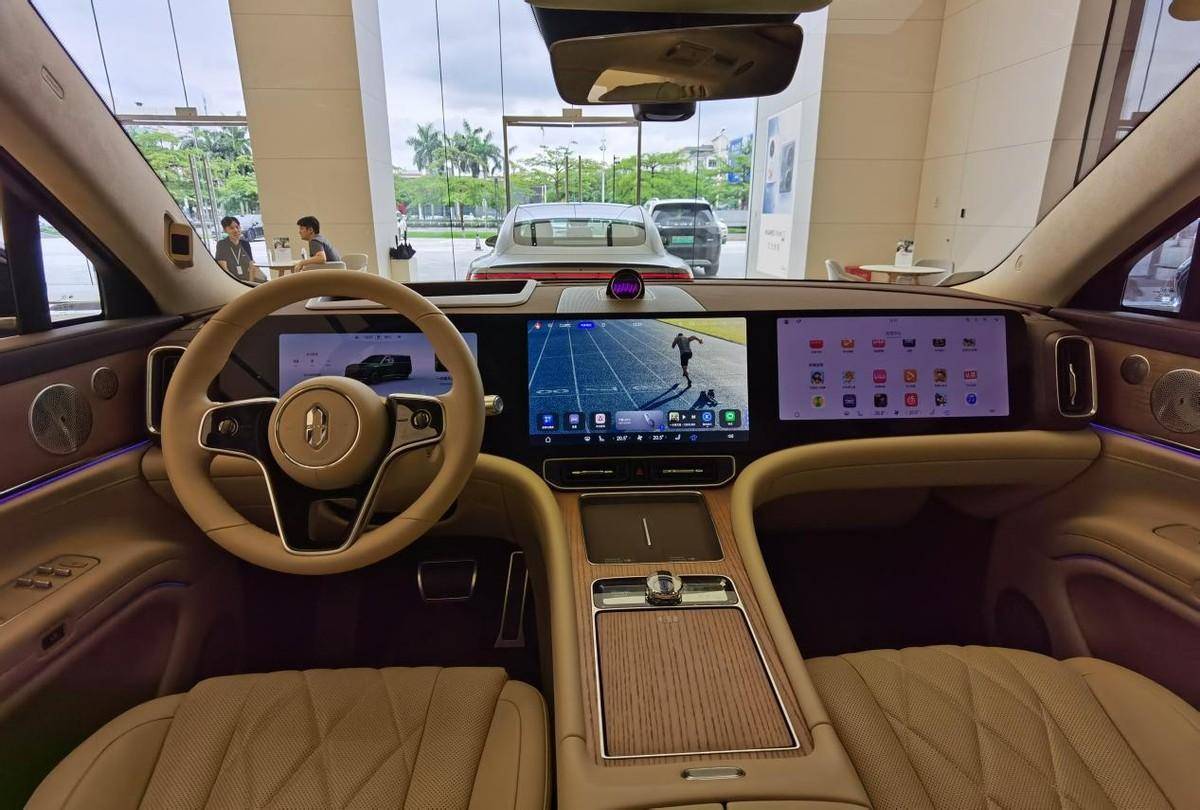 頂配近60萬落地,月銷1.5萬輛,問界M9到底賣給了誰?