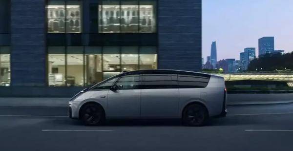 當理想撞上現實,股價銷量雙暴跌!李想力斬純電車型