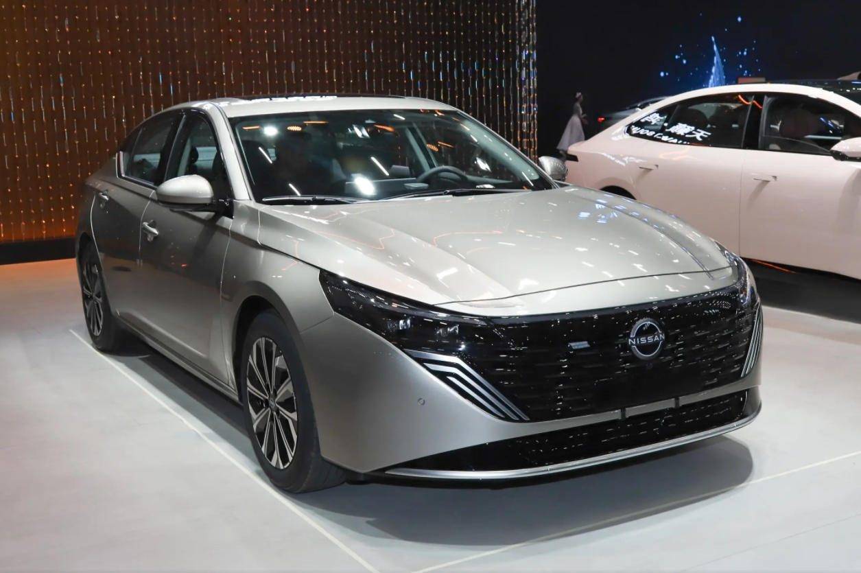 2026款天籟怎么樣?鴻蒙座艙和天籟油車匹配嗎?大沙發(fā)也有缺點?