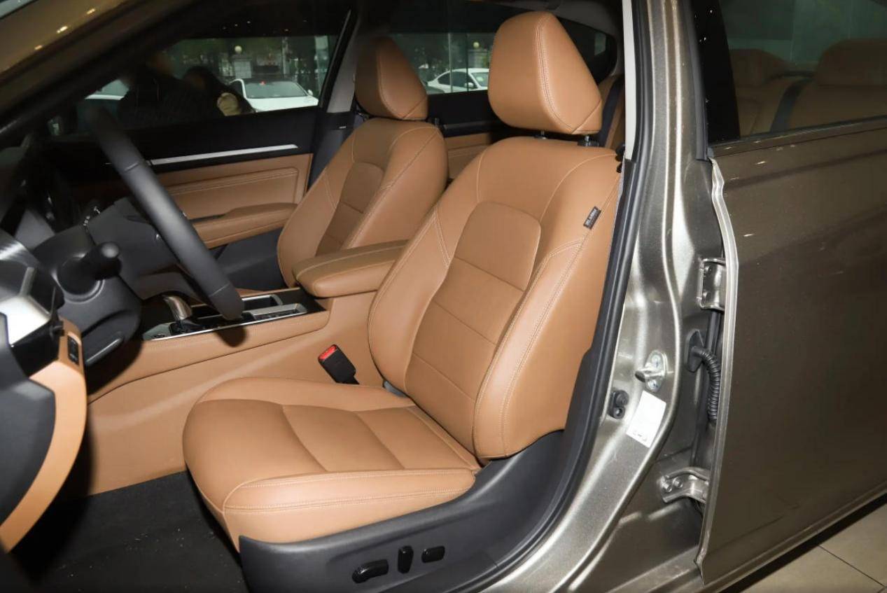 2026款天籟怎么樣?鴻蒙座艙和天籟油車匹配嗎?大沙發(fā)也有缺點?