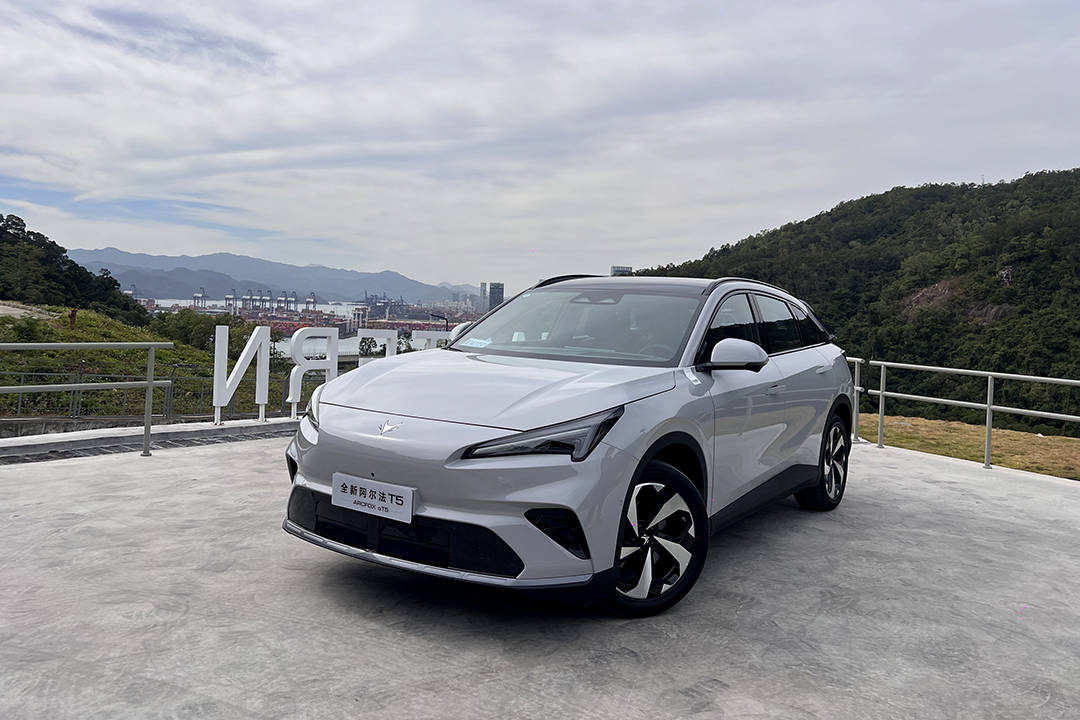 12萬級唯一支持城市NOA!極狐阿爾法T5增程版深圳試駕